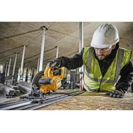 Дисковая пила DeWALT DCS579NT