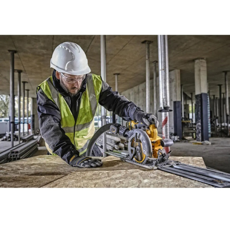 Дисковая пила DeWALT DCS579NT