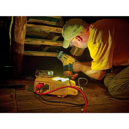 Фонарь аккумуляторный светодиодный DCL060 DeWALT