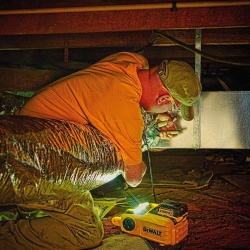 Фонарь аккумуляторный светодиодный DCL060 DeWALT